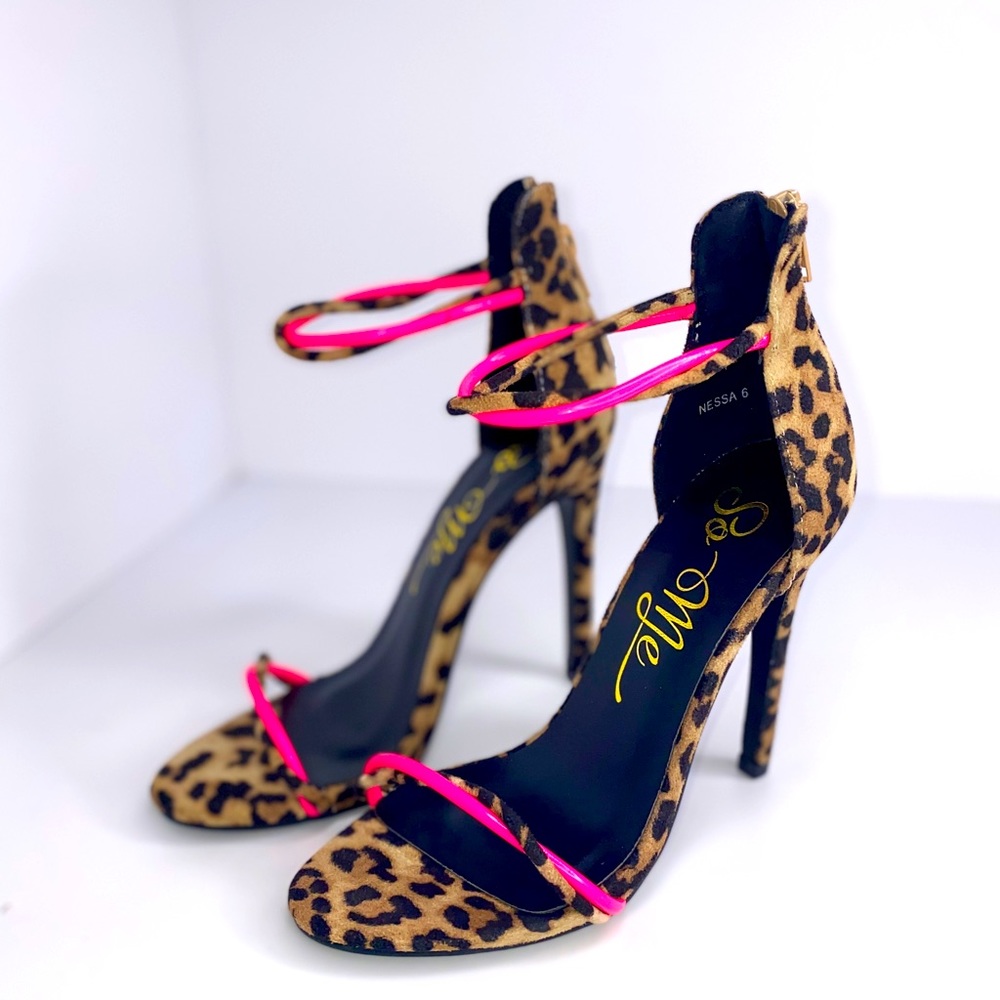 Beautiful open toe heels cheetah w/neon pink only on straps.